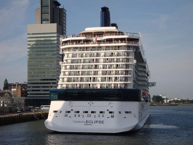 Cruiseschip ms Celebrity Eclipseaan de Cruise Terminal Rotterdam